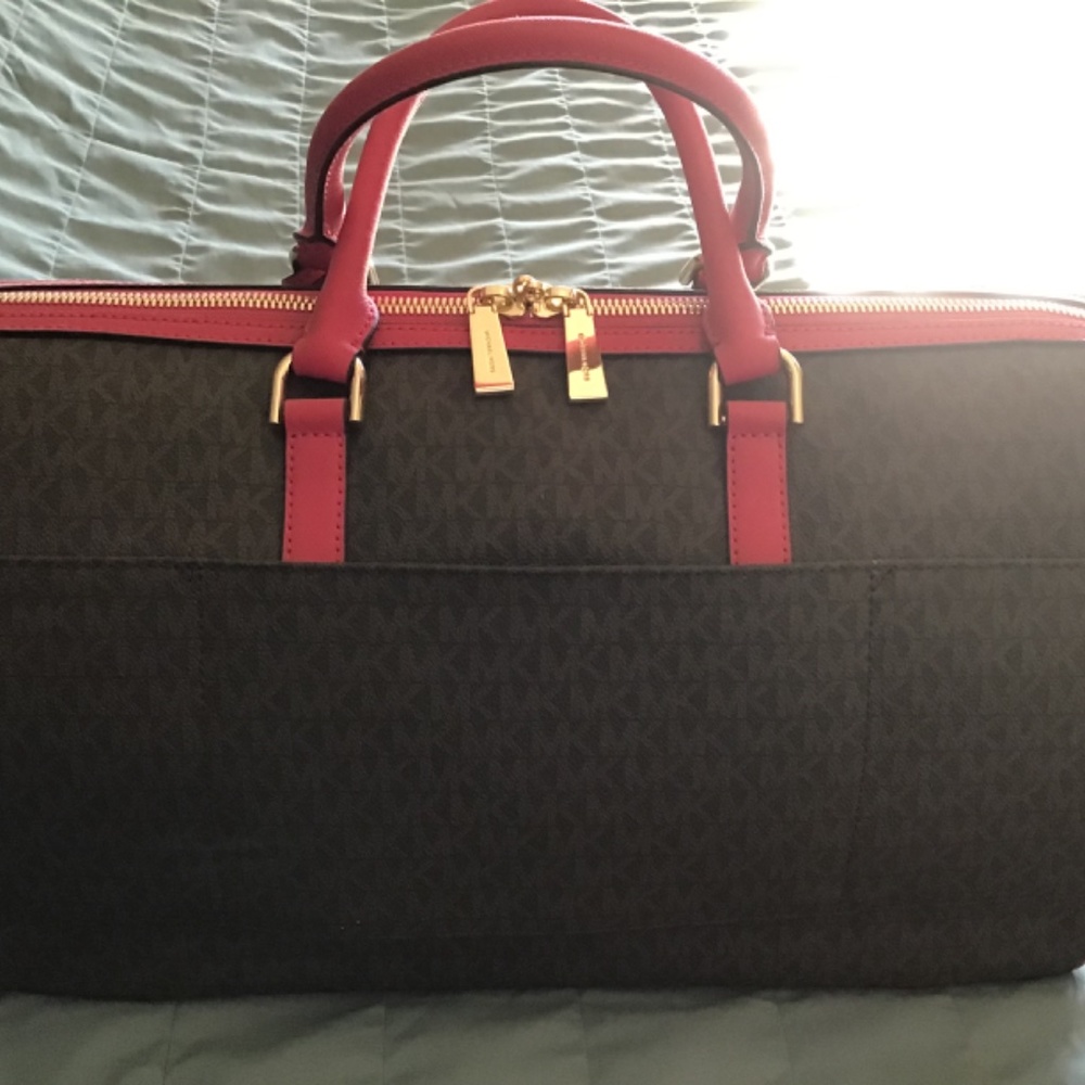 Gorgeous Mk tote and traveler - Picture 6 of 16